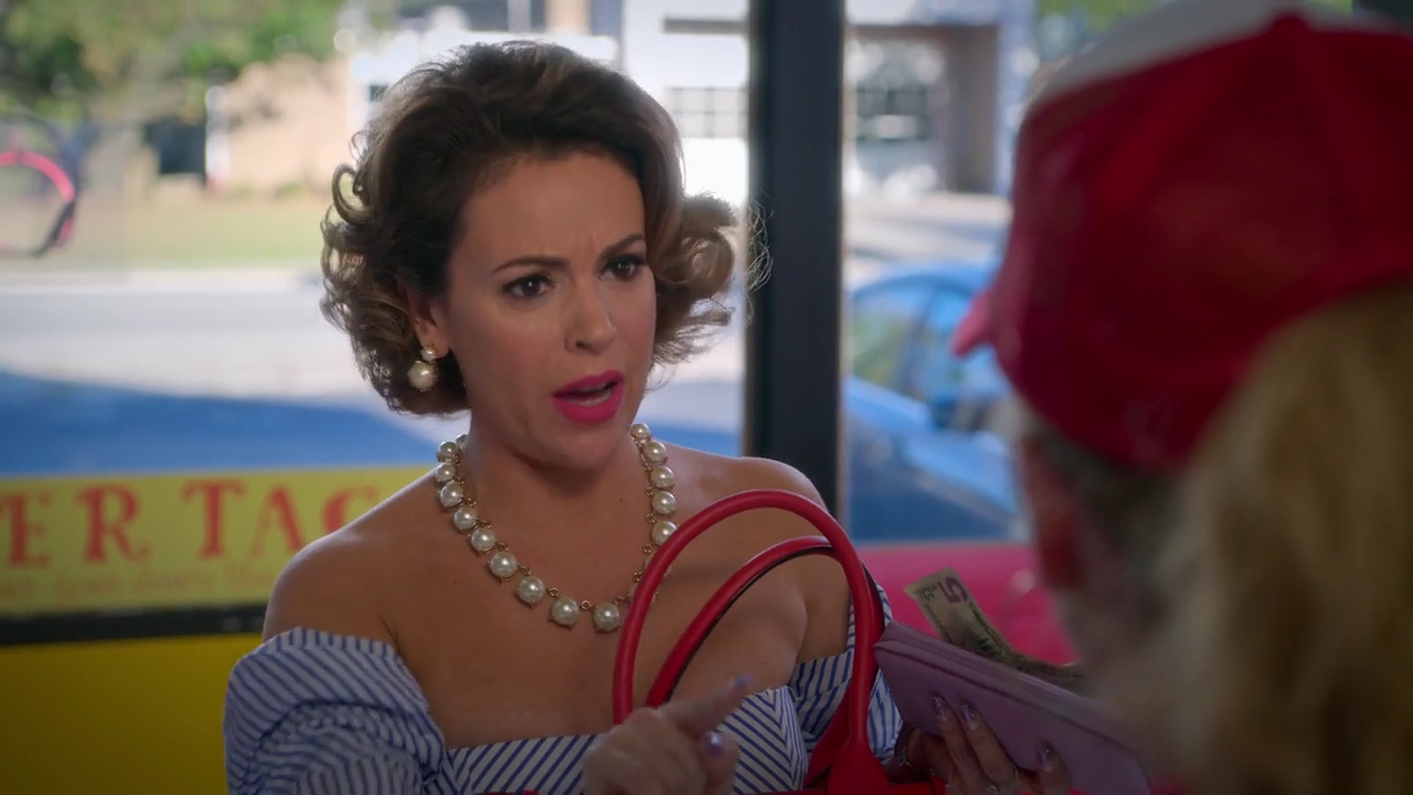 Charmed-Online-dot-NL_Insatiable1x04-2030.jpg