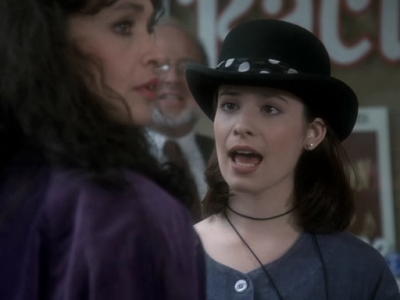 Charmed-Online_dot_nl-PicketFences1x01-1509.jpg
