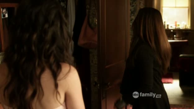 Charmed-Online_dot_net-PrettyLittleLiars-212OverMyDead_Body00029.jpg