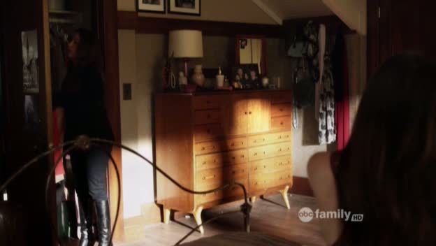 Charmed-Online_dot_net-PrettyLittleLiars-215AHotPieceOfA00024.jpg