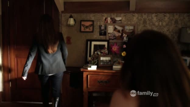 Charmed-Online_dot_net-PrettyLittleLiars-215AHotPieceOfA00030.jpg