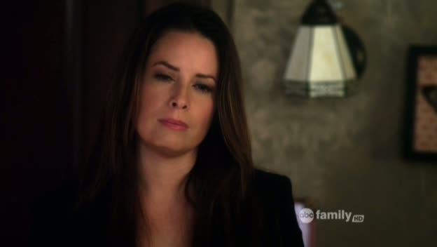 Charmed-Online_dot_net-PrettyLittleLiars-215AHotPieceOfA00068.jpg