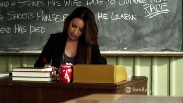 Charmed-Online_dot_net-PrettyLittleLiars-215AHotPieceOfA00077.jpg