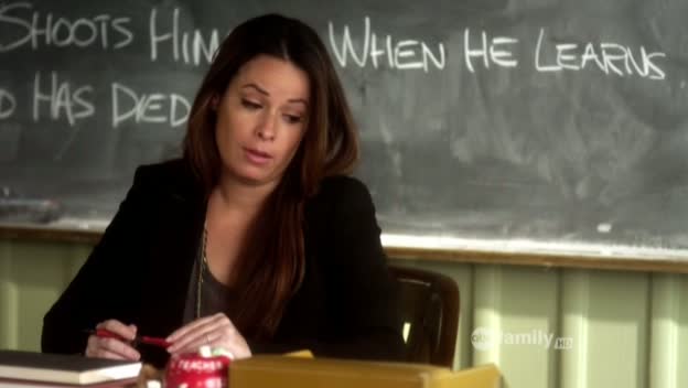 Charmed-Online_dot_net-PrettyLittleLiars-215AHotPieceOfA00091.jpg