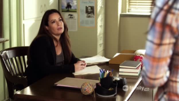Charmed-Online_dot_net-PrettyLittleLiars-215AHotPieceOfA00109.jpg