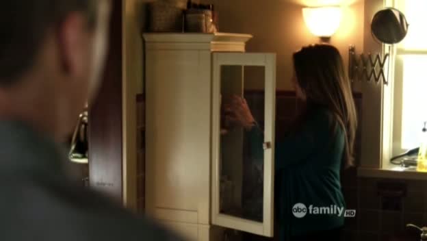 Charmed-Online_dot_net-PrettyLittleLiars-215AHotPieceOfA00120.jpg