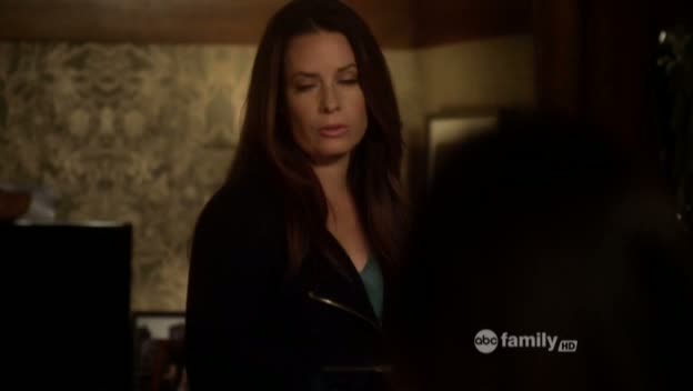 Charmed-Online_dot_net-PrettyLittleLiars-215AHotPieceOfA00234.jpg