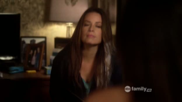 Charmed-Online_dot_net-PrettyLittleLiars-215AHotPieceOfA00237.jpg