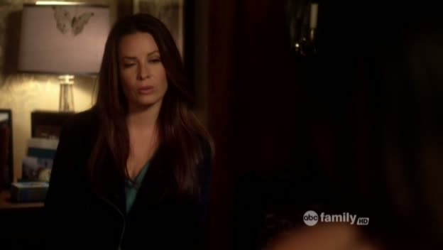 Charmed-Online_dot_net-PrettyLittleLiars-215AHotPieceOfA00247.jpg