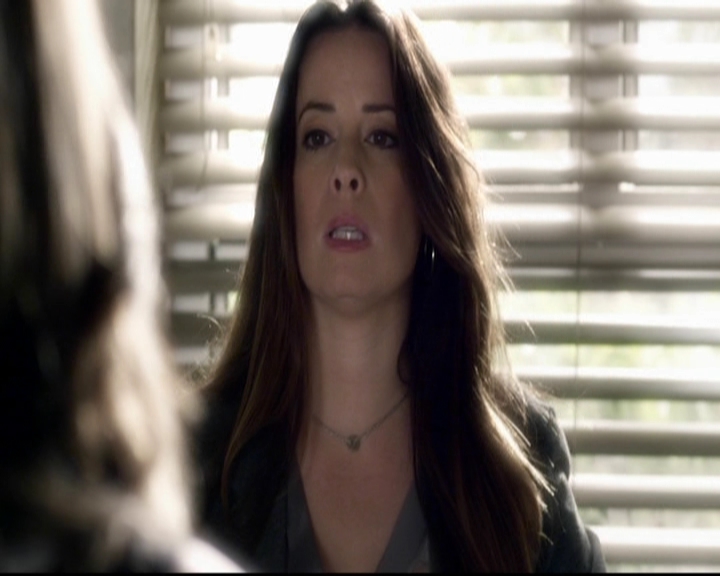 LucyHale-dot-nl_PrettyLittleLiars-3x15MonaMania0551.jpg
