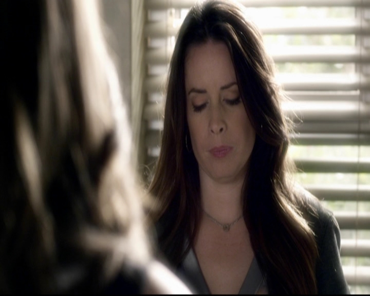 LucyHale-dot-nl_PrettyLittleLiars-3x15MonaMania0562.jpg