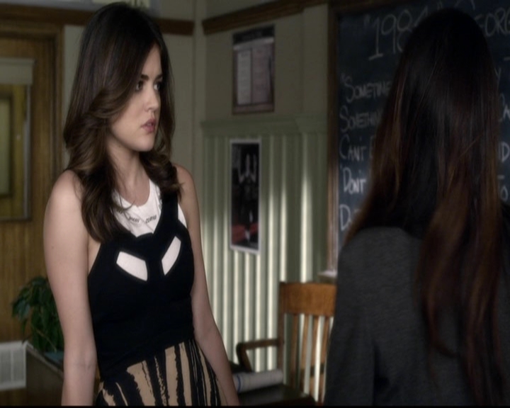 LucyHale-dot-nl_PrettyLittleLiars-3x15MonaMania0567.jpg