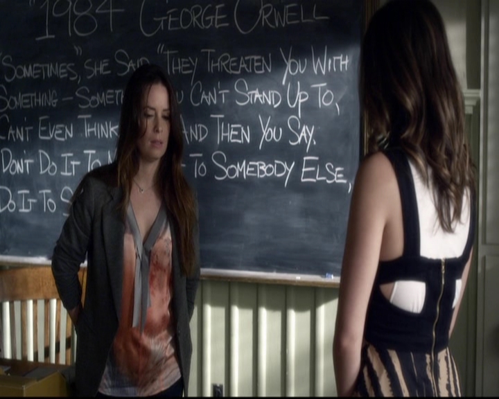 LucyHale-dot-nl_PrettyLittleLiars-3x15MonaMania0576.jpg