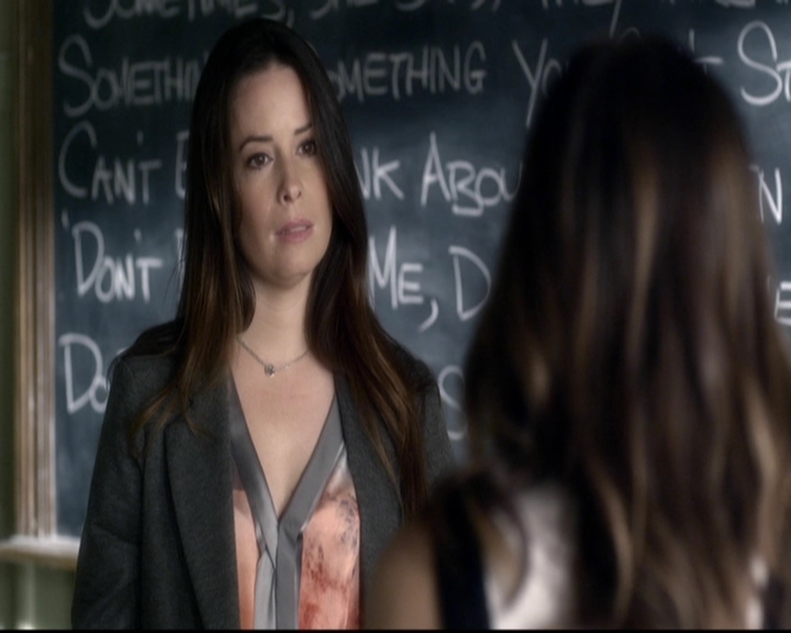 LucyHale-dot-nl_PrettyLittleLiars-3x15MonaMania0606.jpg