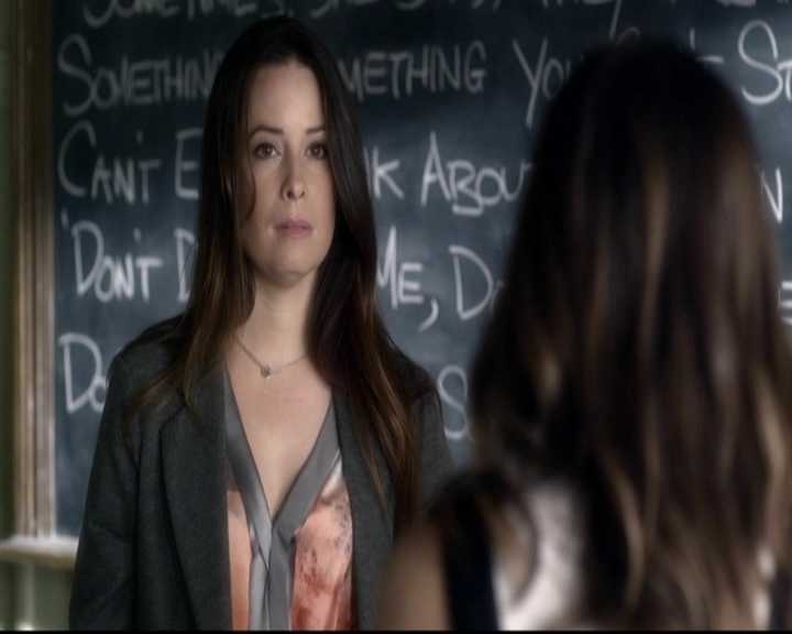 LucyHale-dot-nl_PrettyLittleLiars-3x15MonaMania0616.jpg