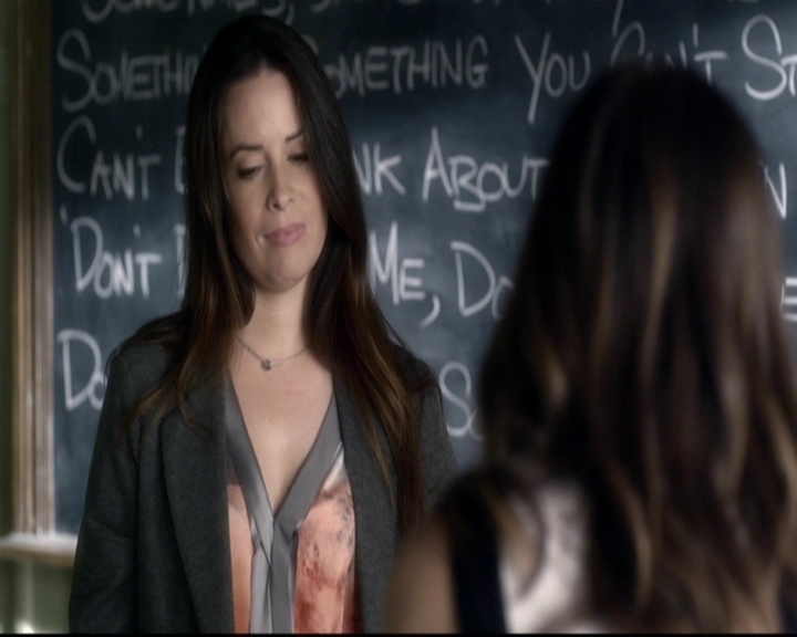 LucyHale-dot-nl_PrettyLittleLiars-3x15MonaMania0622.jpg