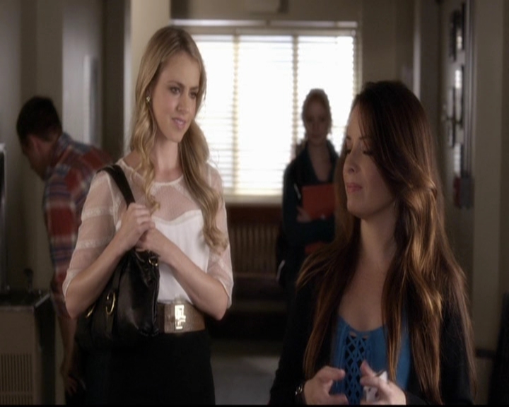 LucyHale-dot-nl_PrettyLittleLiars-3x16MyseryLovesCompany0759.jpg