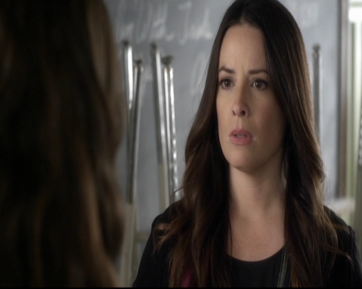 LucyHale-dot-nl_PrettyLittleLiars-3x17OutOfTheFryingPanIntoTheInferno0962.jpg