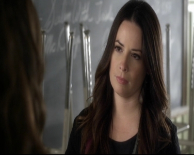 LucyHale-dot-nl_PrettyLittleLiars-3x17OutOfTheFryingPanIntoTheInferno0966.jpg