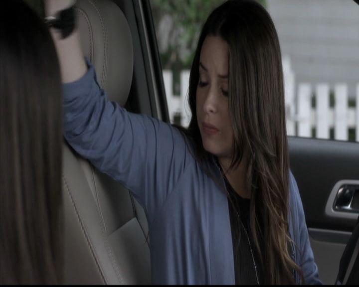 LucyHale-dot-nl_PrettyLittleLiars-4x05GammaZetaDie0527.jpg