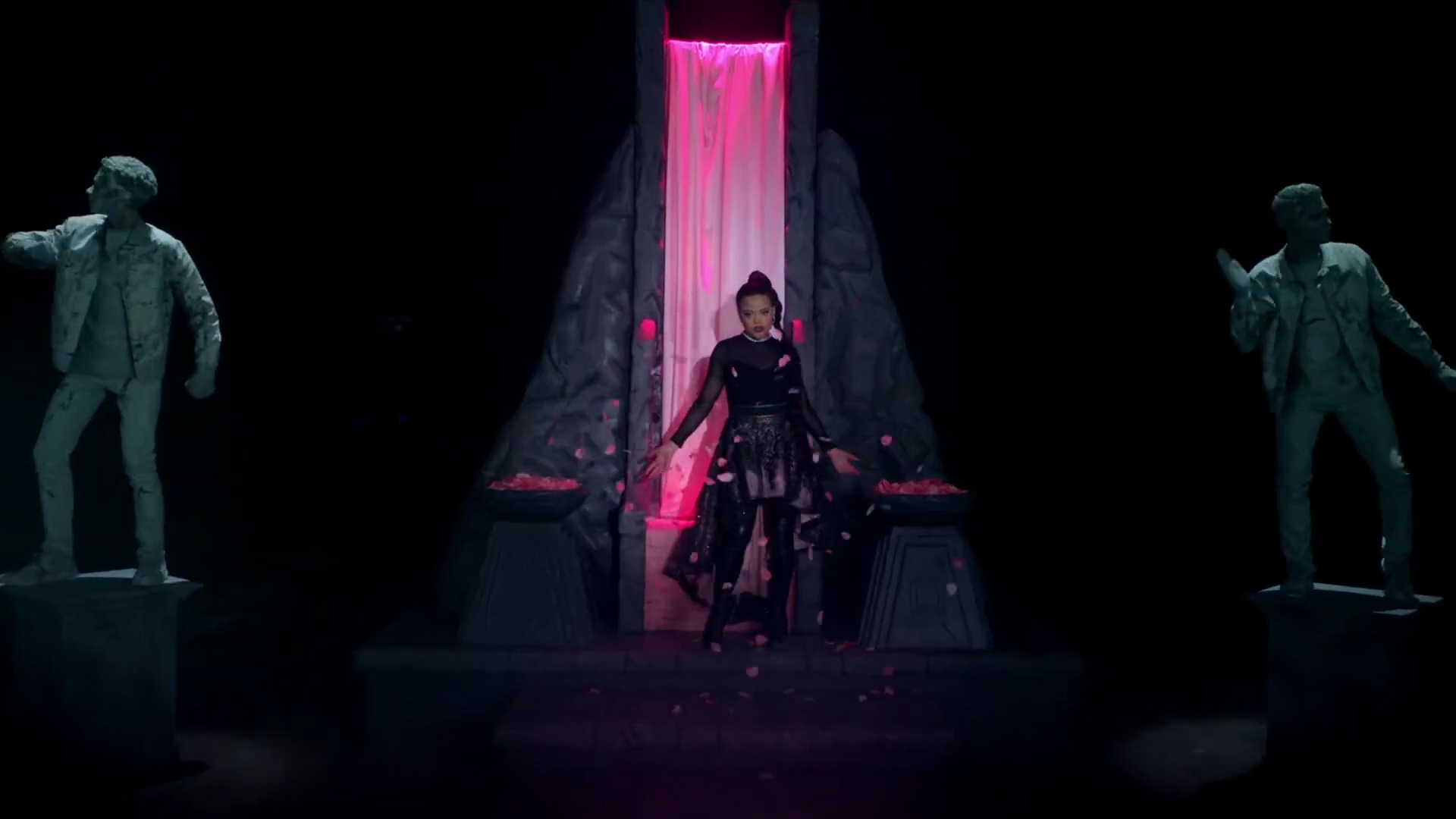 Charmed-Online-dot-nl_QueenOfMean-Remixclip00033.jpg Charmed-Online-dot-nl_QueenOfMean-Remixclip00033.jpg