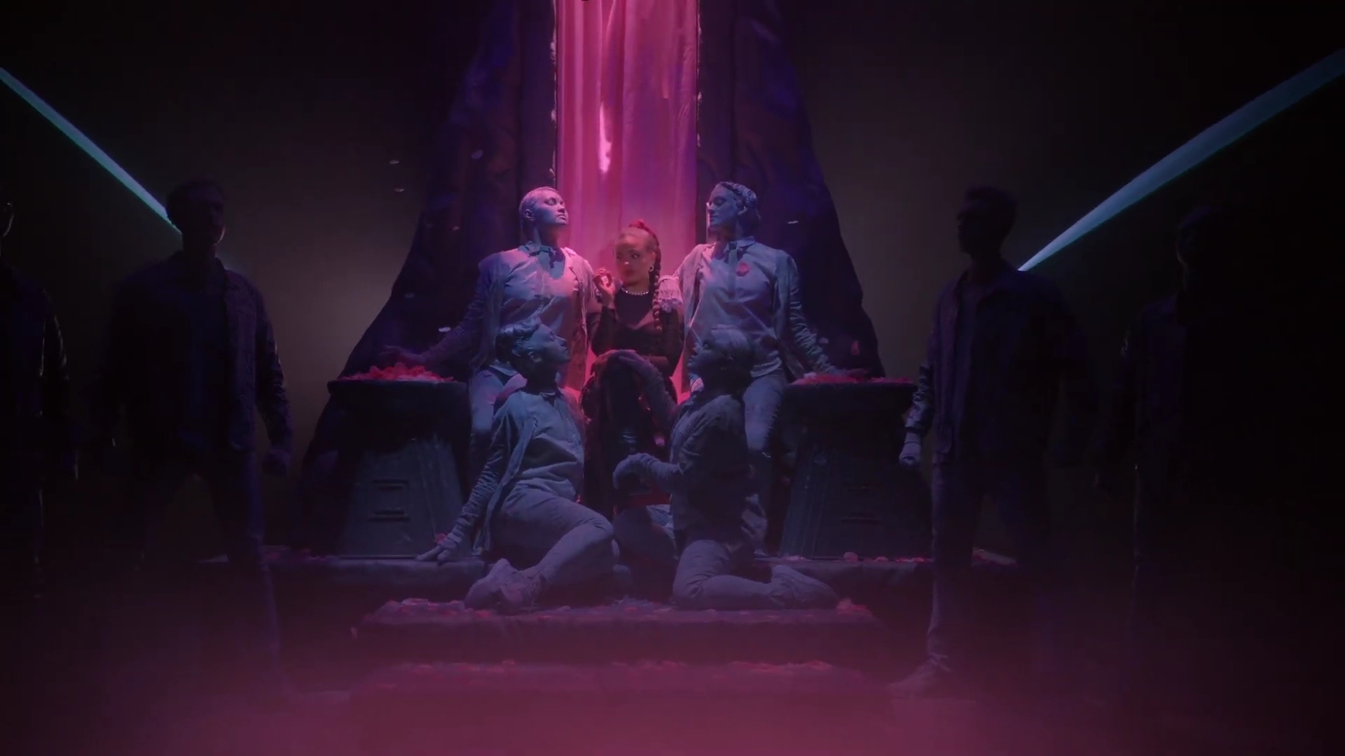 Charmed-Online-dot-nl_QueenOfMean-Remixclip00212.jpg Charmed-Online-dot-nl_QueenOfMean-Remixclip00212.jpg