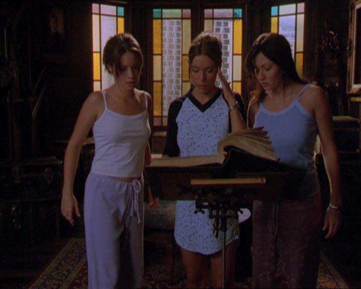 Charmed-Online_dot_net-2x01WitchTrial0181.jpg