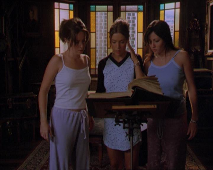 Charmed-Online_dot_net-2x01WitchTrial0183.jpg