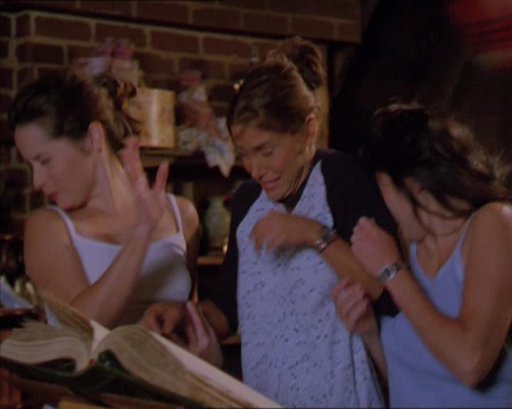Charmed-Online_dot_net-2x01WitchTrial0186.jpg