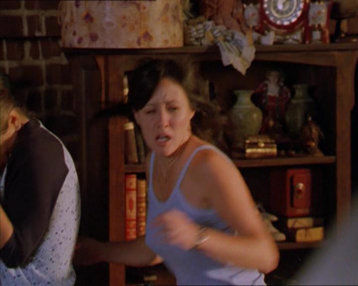 Charmed-Online_dot_net-2x01WitchTrial0187.jpg