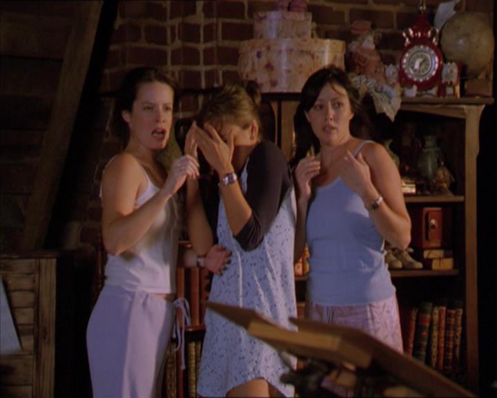 Charmed-Online_dot_net-2x01WitchTrial0202.jpg