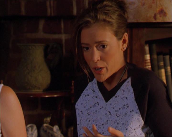 Charmed-Online_dot_net-2x01WitchTrial0207.jpg
