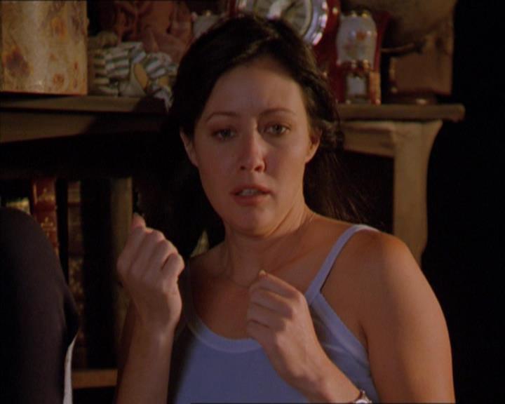 Charmed-Online_dot_net-2x01WitchTrial0208.jpg