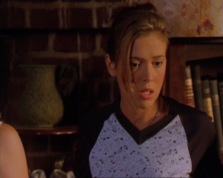 Charmed-Online_dot_net-2x01WitchTrial0214.jpg