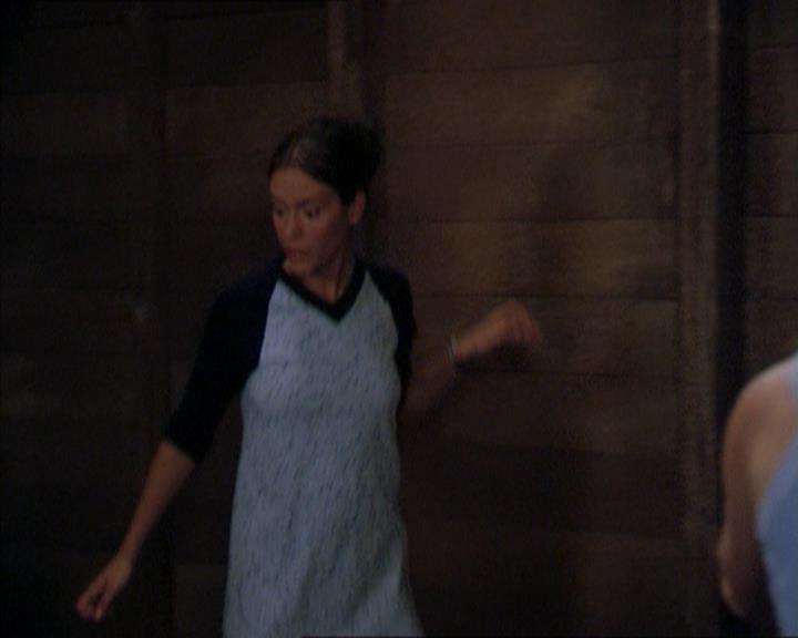 Charmed-Online_dot_net-2x01WitchTrial0304.jpg