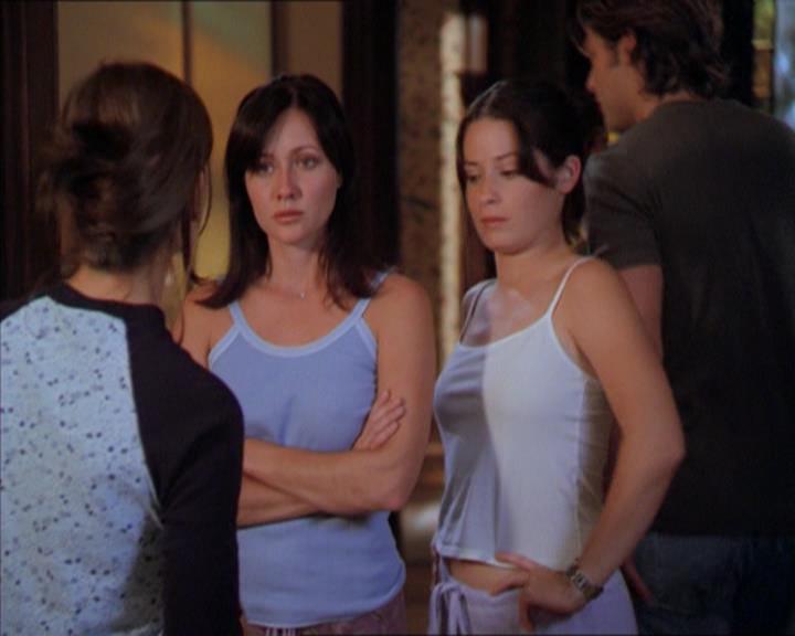Charmed-Online_dot_net-2x01WitchTrial0402.jpg
