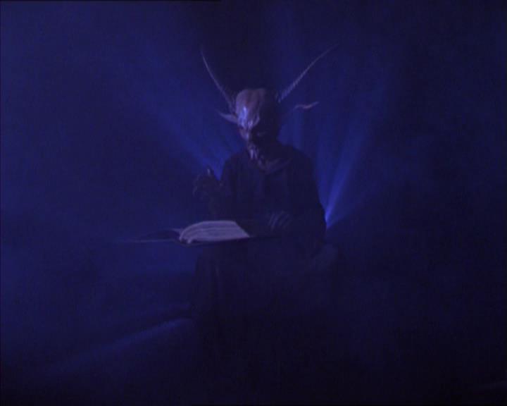 Charmed-Online_dot_net-2x01WitchTrial0447.jpg