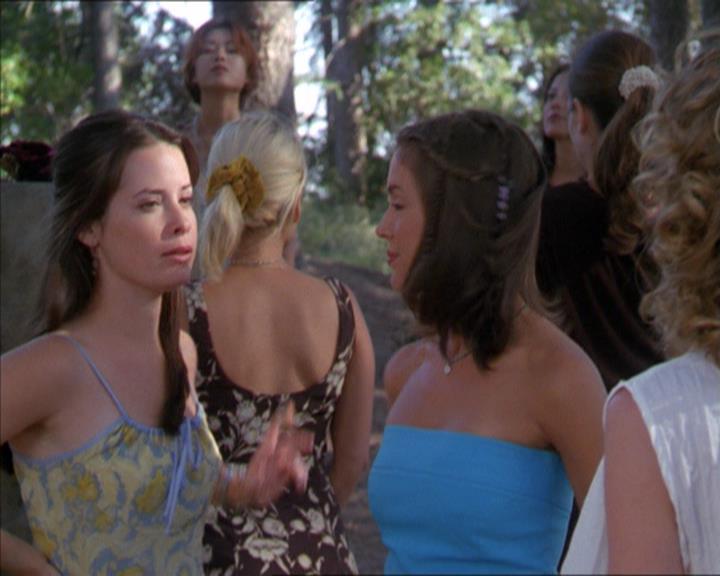 Charmed-Online_dot_net-2x01WitchTrial0511.jpg