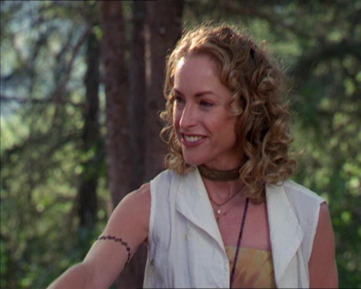 Charmed-Online_dot_net-2x01WitchTrial0521.jpg