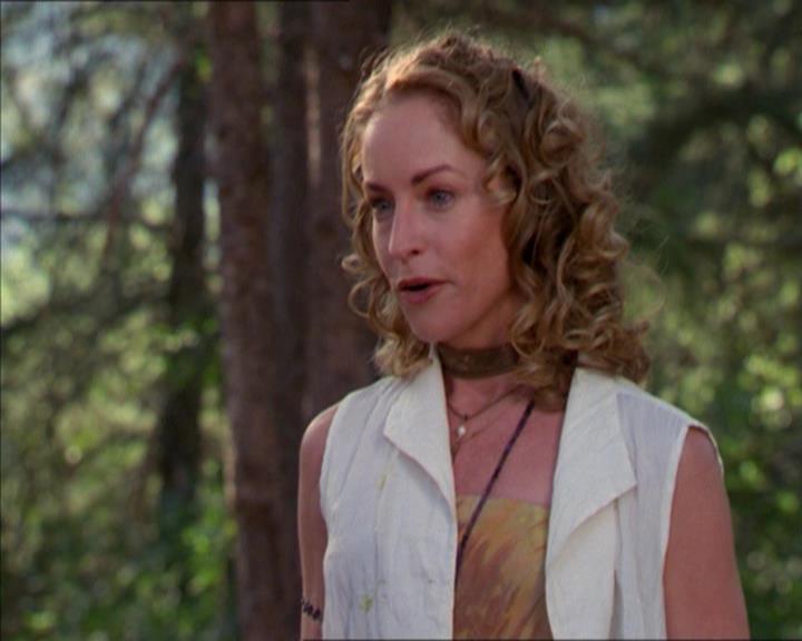 Charmed-Online_dot_net-2x01WitchTrial0527.jpg