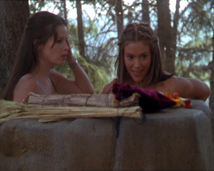 Charmed-Online_dot_net-2x01WitchTrial0566.jpg