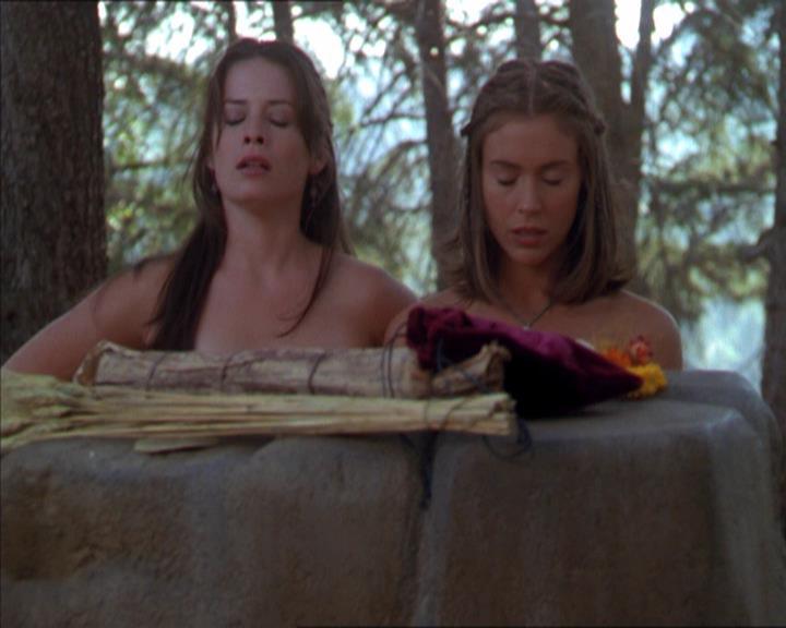 Charmed-Online_dot_net-2x01WitchTrial0584.jpg