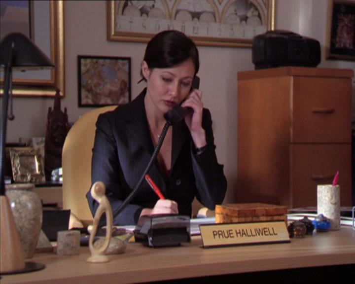 Charmed-Online_dot_net-2x01WitchTrial0815.jpg