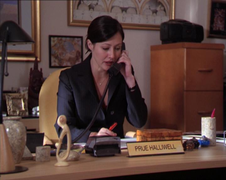 Charmed-Online_dot_net-2x01WitchTrial0817.jpg