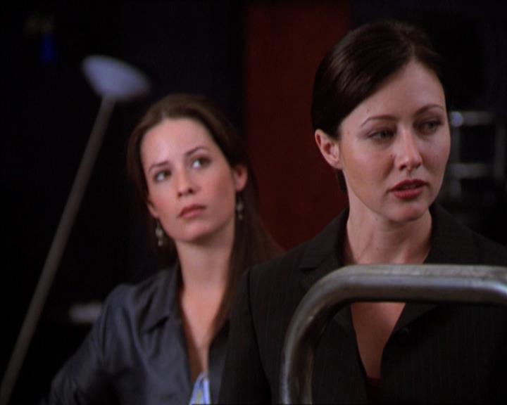 Charmed-Online_dot_net-2x01WitchTrial0936.jpg