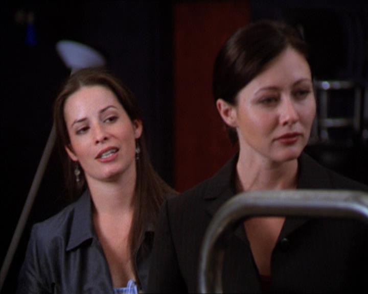 Charmed-Online_dot_net-2x01WitchTrial0938.jpg