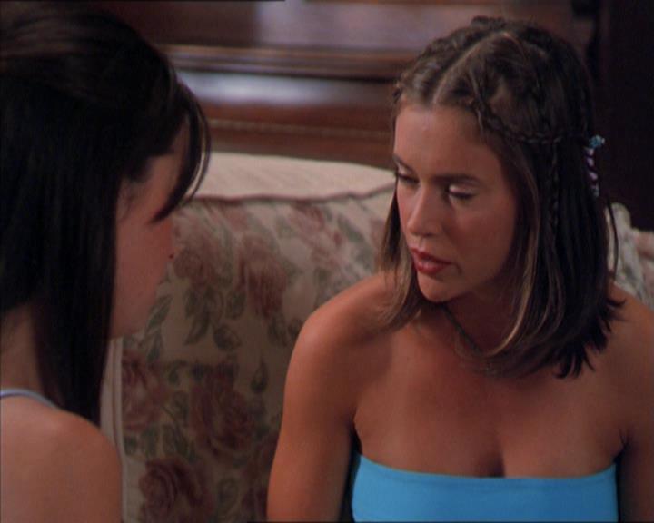 Charmed-Online_dot_net-2x01WitchTrial1220.jpg
