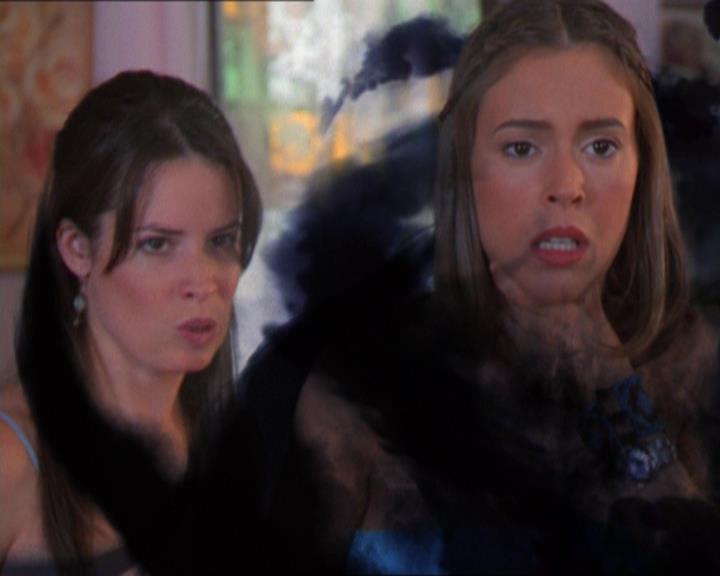Charmed-Online_dot_net-2x01WitchTrial1241.jpg