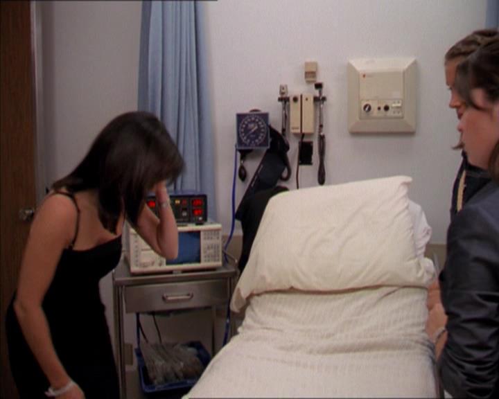 Charmed-Online_dot_net-2x01WitchTrial1418.jpg