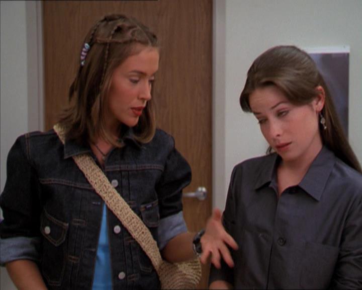 Charmed-Online_dot_net-2x01WitchTrial1434.jpg